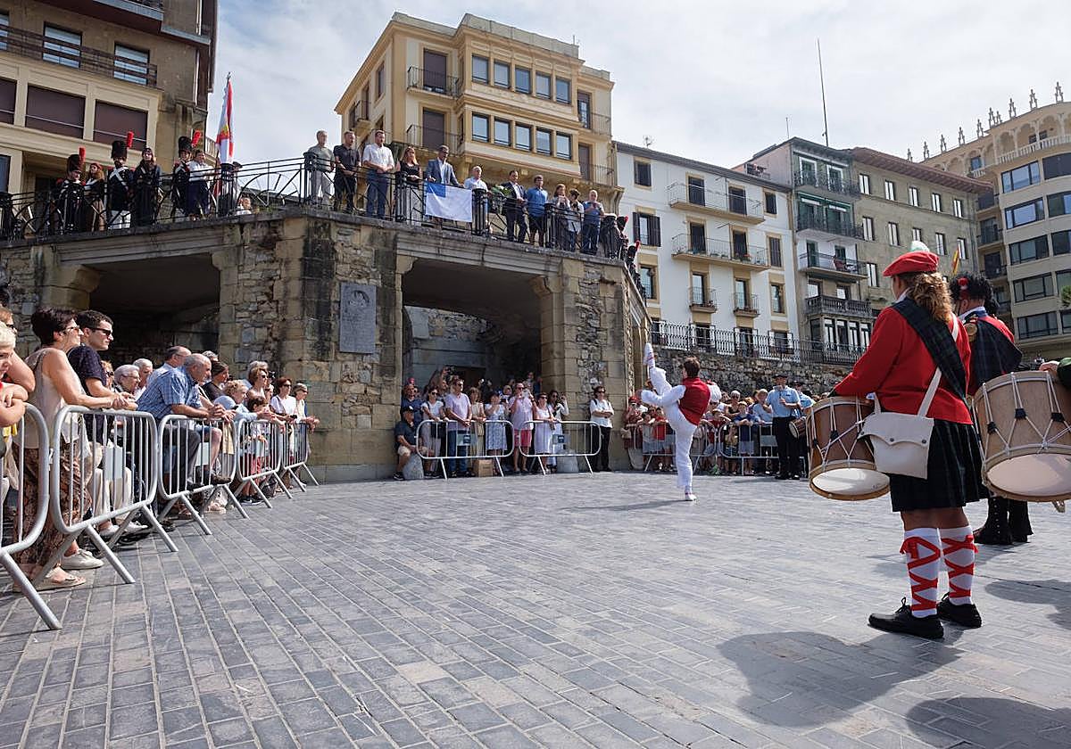 La ofrenda floral del Ayuntamiento por el 31 de agosto, en imágenes