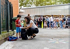 Varias familias recogen a sus hijos a la salida del cole, en una foto de archivo.