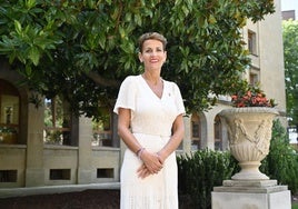 La presidenta, en los jardines del Palacio de Navarra, un pequeño oasis en el centro de Pamplona.