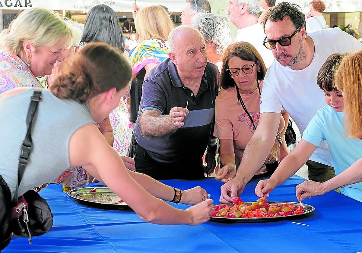 Después de la cata y evaluación del jurado, el público pudo degustar los tomates presentados.