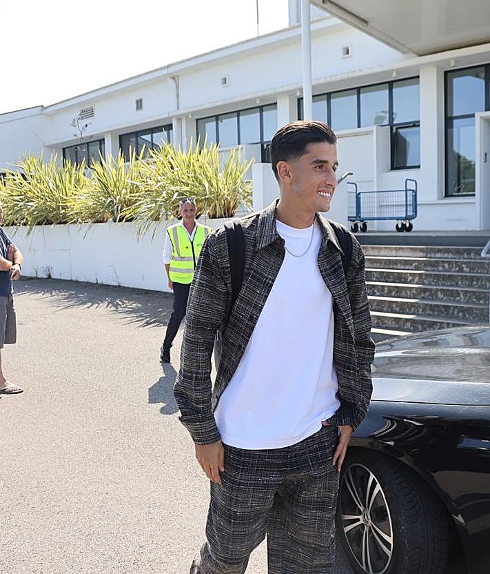 Imagen secundaria 2 - Así ha sido la llegada de Aguerd a Biarritz.