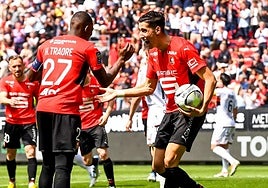 Nayef Aguerd choca la mano con Hamari Traoré en un partido con el Stade Rennais de la Ligue 1.