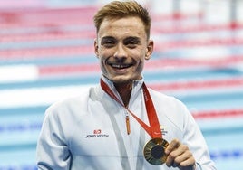 Iñigo Llopis celebra el oro paralímpico en la piscina de París.