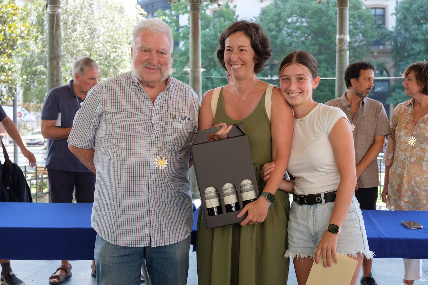 Luis Mokoroa el premio a Cristina Pérez.