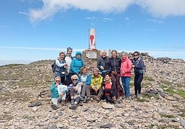 Un grupo de mujeres de Txitxibilaldiak, de Elgoibar, subieron al monte Moncayo, en Soria.