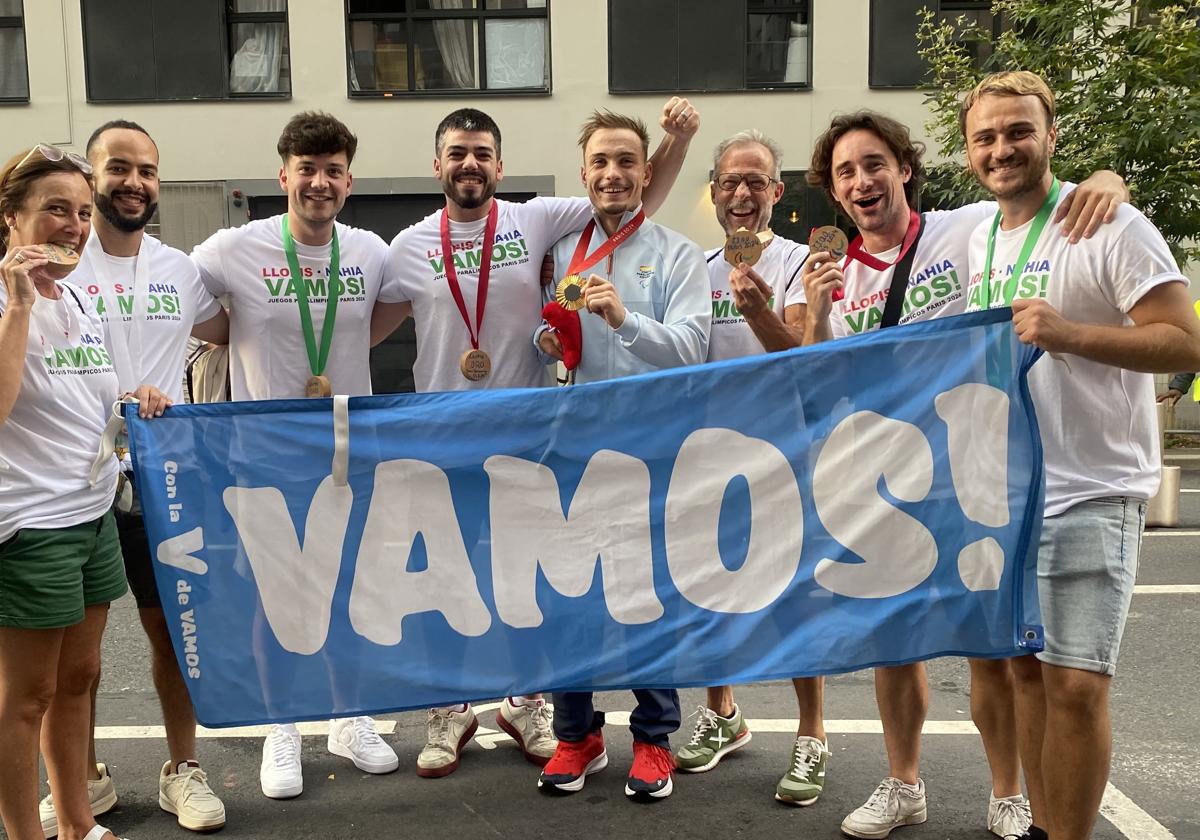 Susana, Andrés, Iñaki, Martín. Llopis, Nacho, Gari y Nico, todos amigos del nadador, celebran en oro en París.