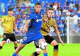 Jon Pacheco pugna por el balón con Yildirim.