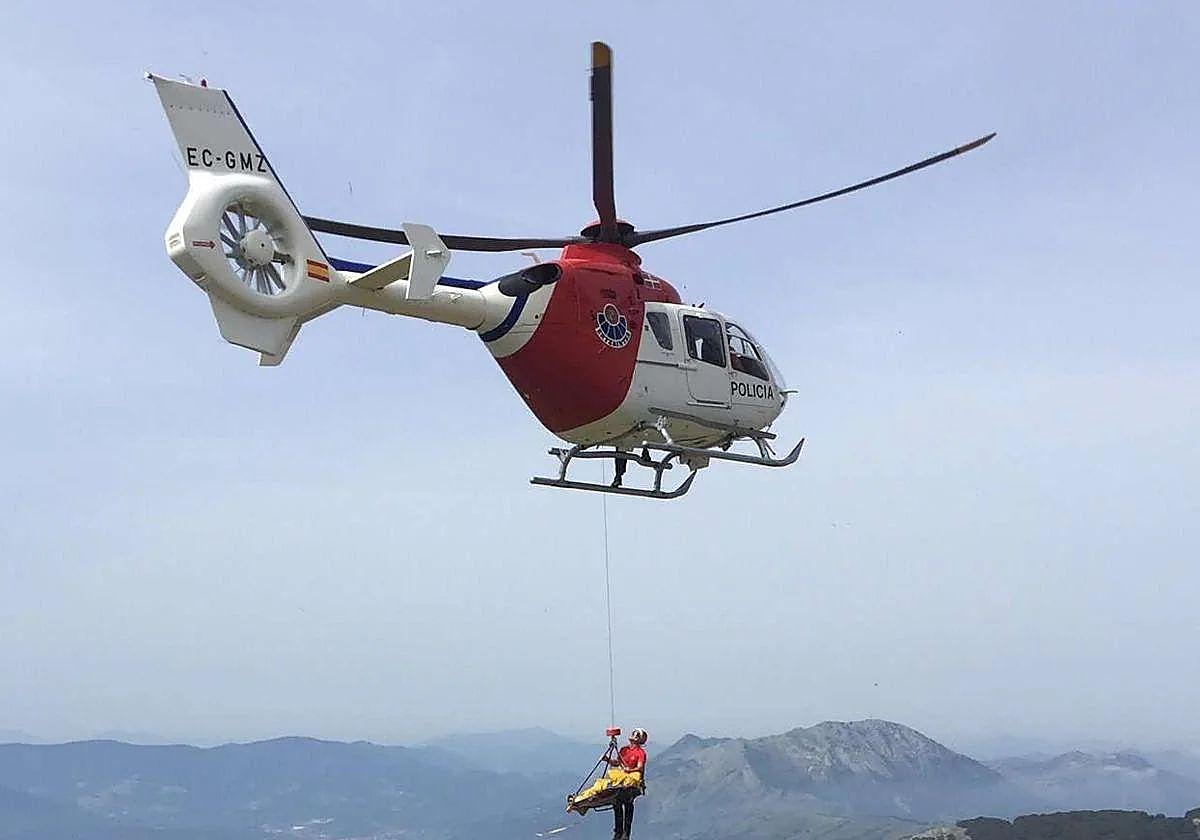 El helicóptero de la Ertzaintza en un rescate de montaña.