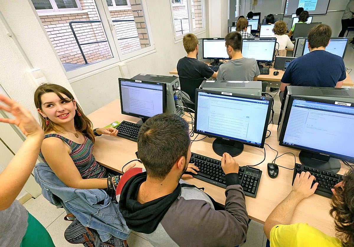 Ordenadores en el aula de un centro educativo vasco.