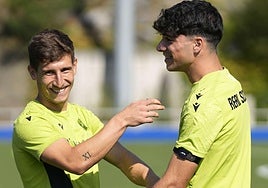 Aihen sonríe con Jon Martin en Zubieta.