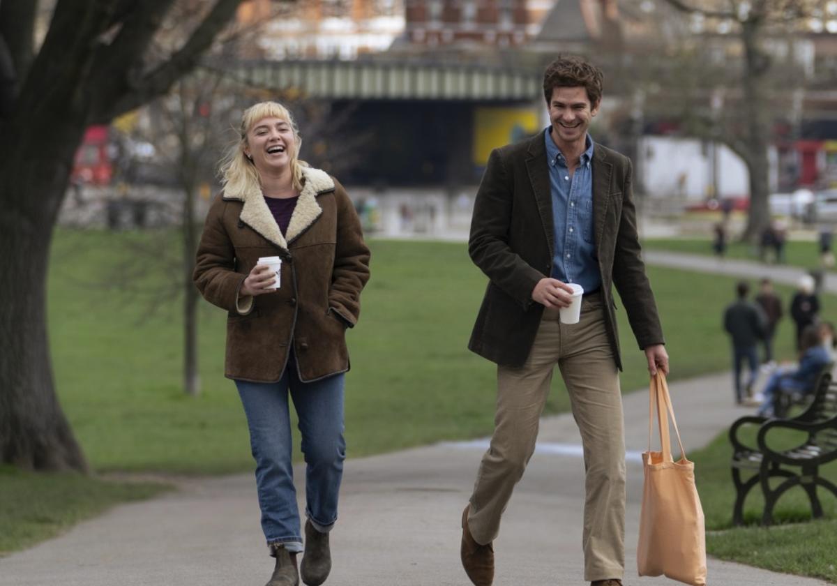 Florence Pugh y Andrew Garfield en una escena de la película 'We Live in Time' que clausurará el Zinemaldia