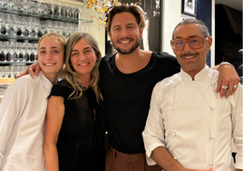 Manuel Carrasco junto a los responsables de Rekondo, Lourdes Rekondo e Iñaki Arrieta.