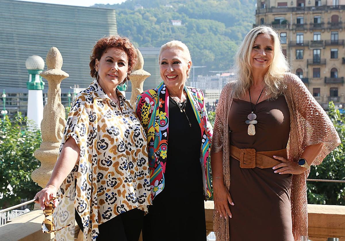 Irma Soriano, Rosa Benito y Loreto Valverde, antes de la rueda de prensa para presentar 'Pensionistas'.