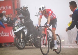 Ben O'Connor cruza la meta de los Lagos de Covadonga y mantiene el maillot rojo por cinco segundos.