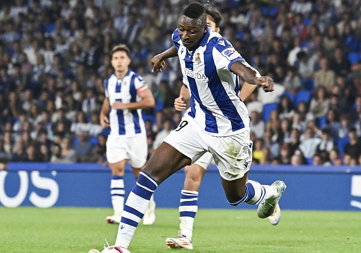 Sadiz se estira en ataque con el balón pegado al pie.