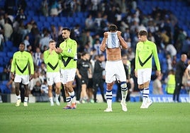 Los jugadores de la Real Sociedad lamentan la derrota sufrida en el Reale Arena ante el Alavés.