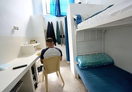 Un hombre reposa sobre una silla en una celda del centro penitenciario de Martutente, en San Sebastián.