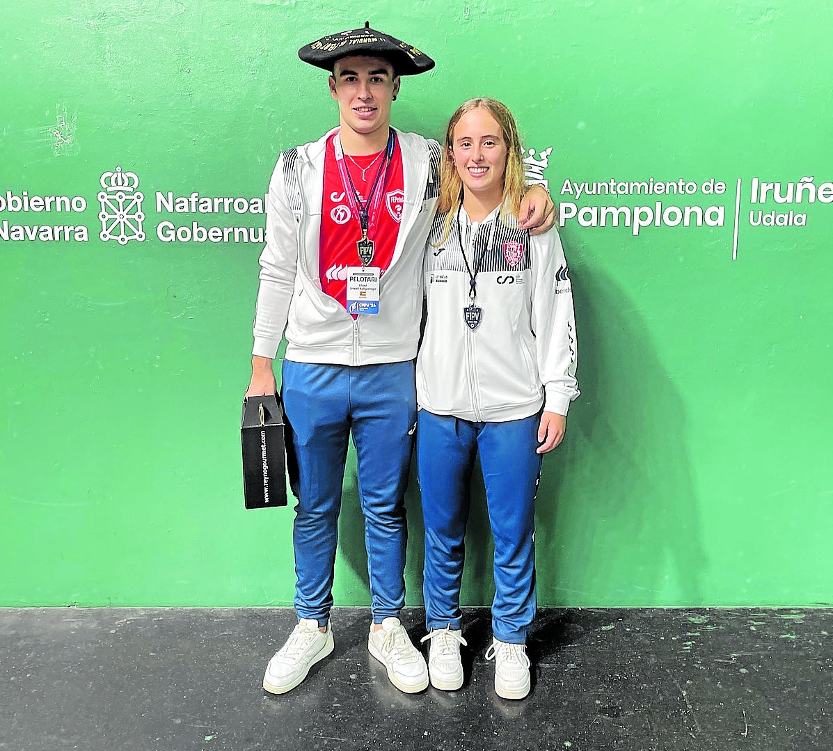 Eñaut Urreisti y Oaia Otaño posan en el frontón Labrit de Iruñea tras la entrega de las medallas y las txapelas.