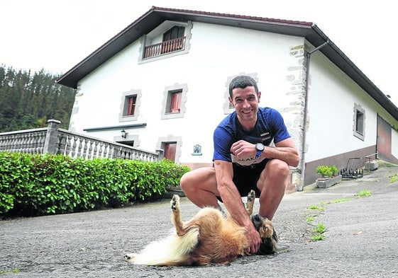 Jon Unanue, con su perro, en su caserío de Azkoitia, desde donde viaja a diario a Bermeo.