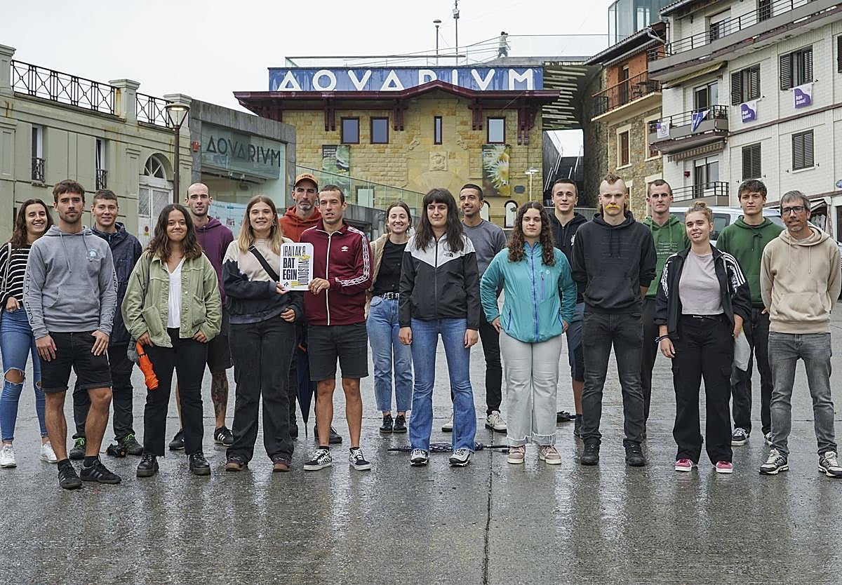 Algunos de los remeros firmantes en el muelle de Donostia.