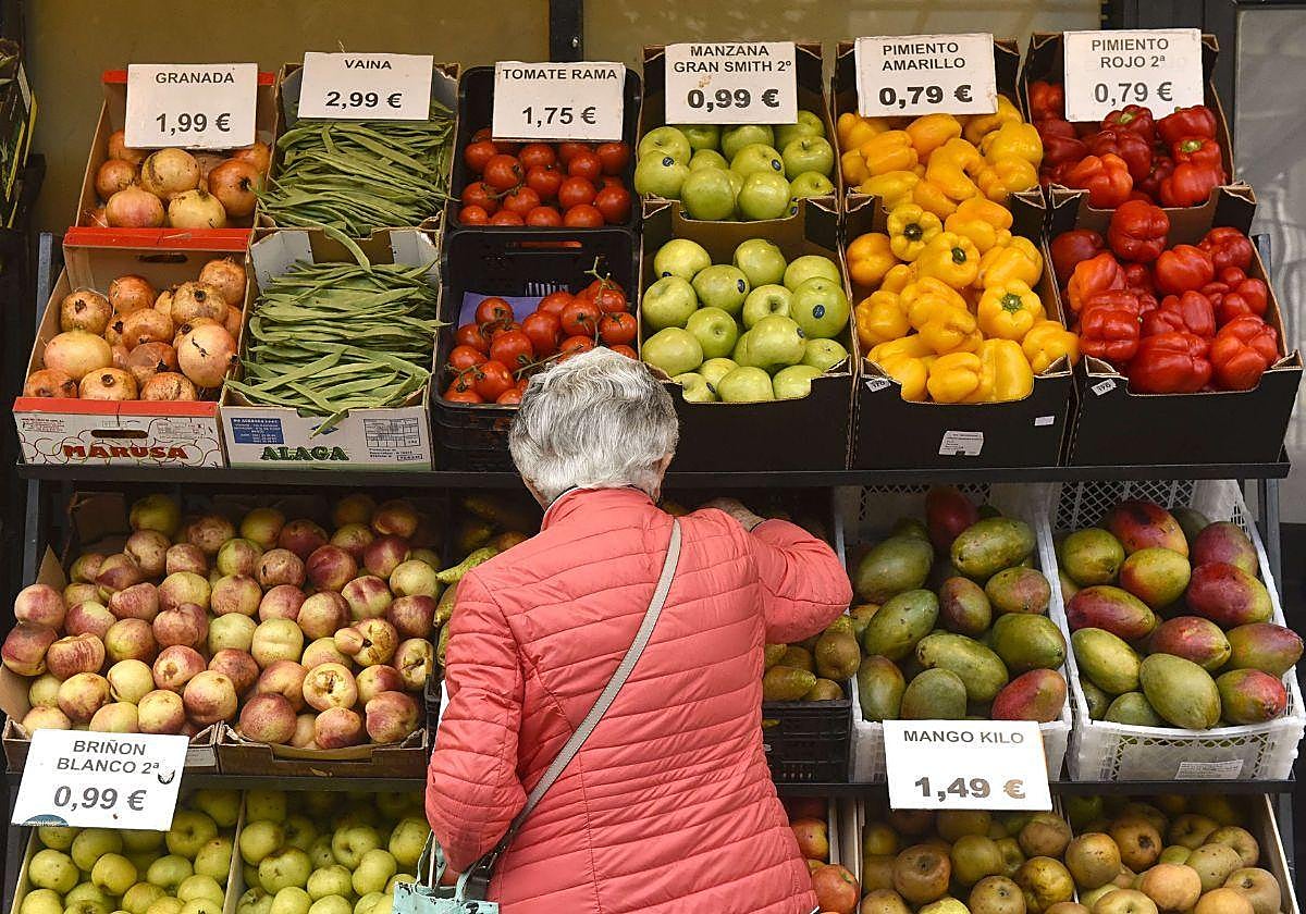 Una clienta compra en una frutería, en una imagen de archivo.