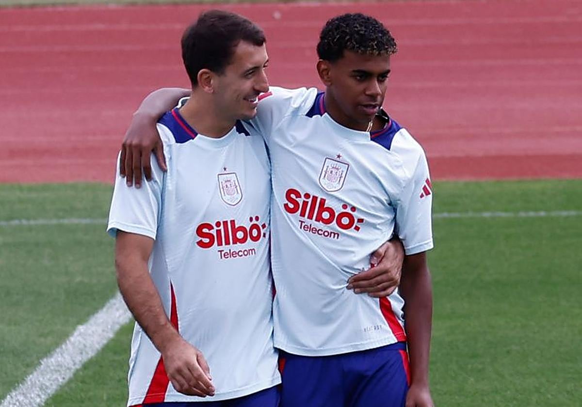 Oyarzabal, junto a Lamine Yamal, en las Rozas.