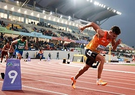 Imanol Egidazu durante la prueba de 400 metros.