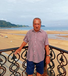 Juan Pascual Heras, este pasado lunes, con la playa detrás. A sus 91 años, luce estupendo.