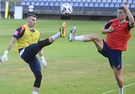 Sucic disputa un balón con Livakovic un entrenamiento de la selección croata