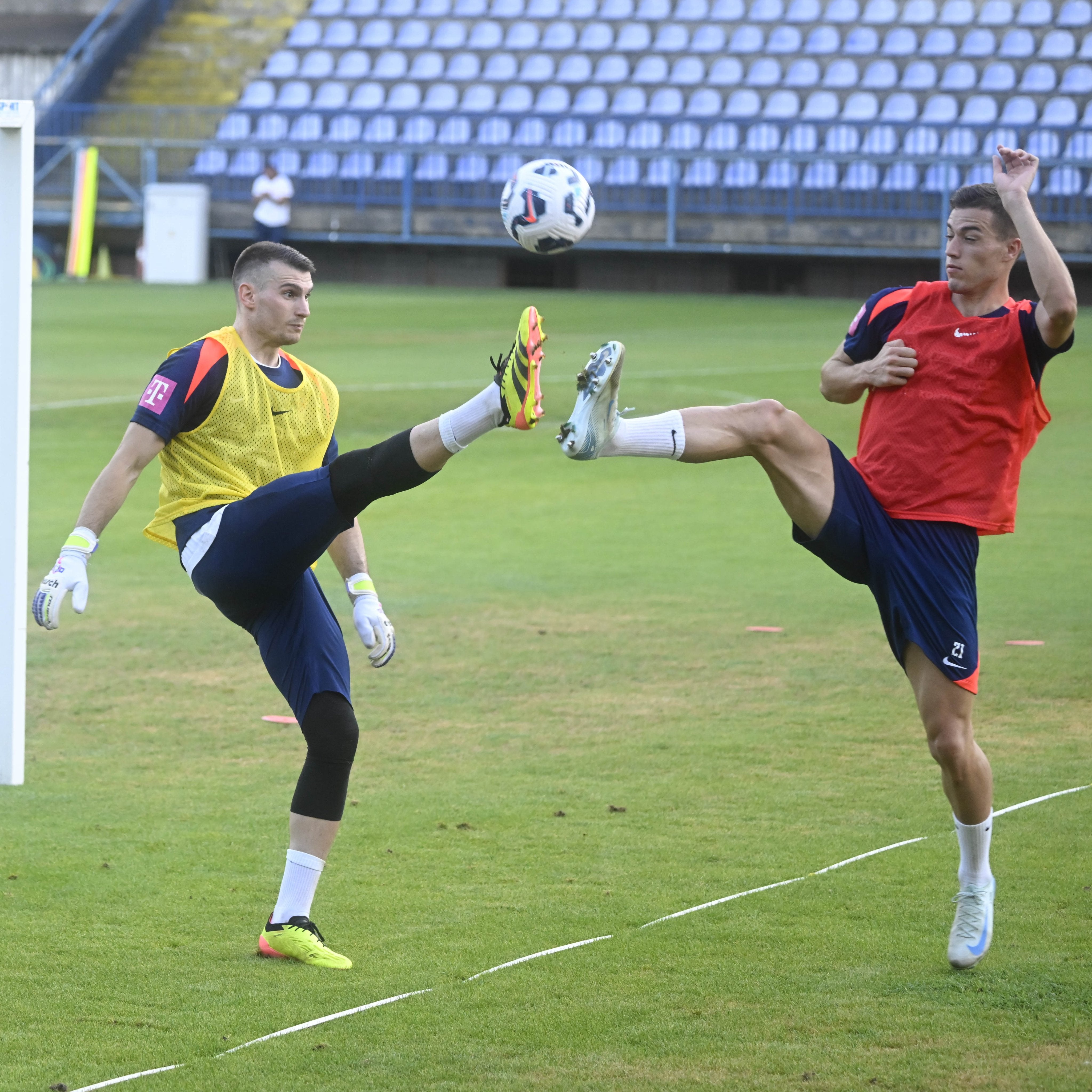 Sucic disputa un balón con Livakovic un entrenamiento de la selección croata