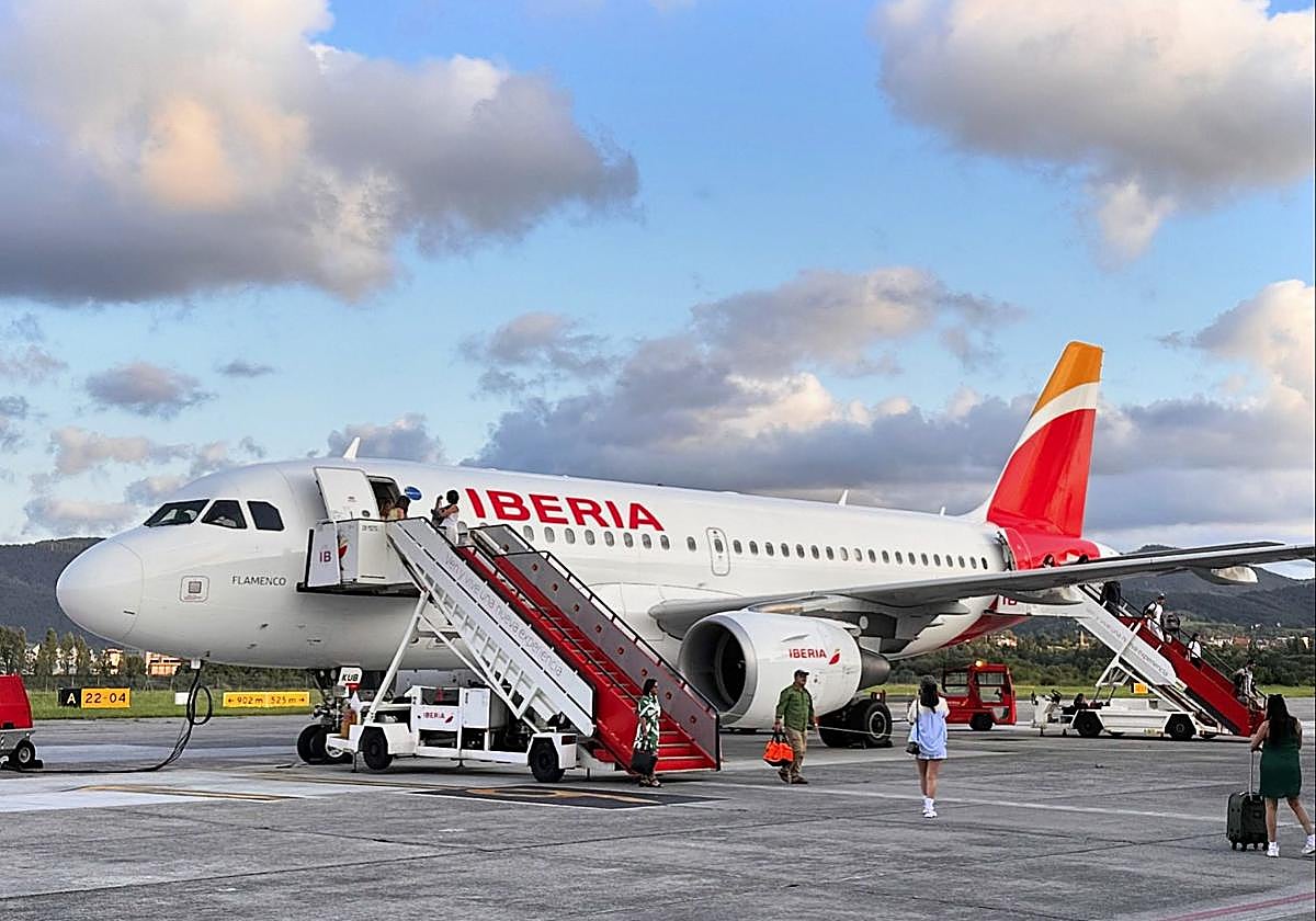 Uno de los aviones de Iberia en el aeropuerto de San Sebastián.