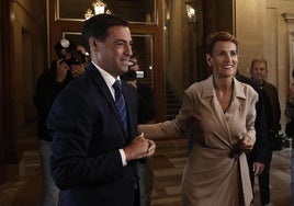 El lehendakari Imanol Pradales junto a la presidenta navarra María Chivite.