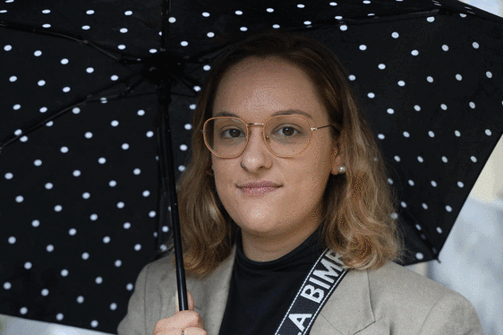 Hombres y mujeres de todas las edades acuden a las oficinas de Lanbide en busca de una oportunidad laboral.