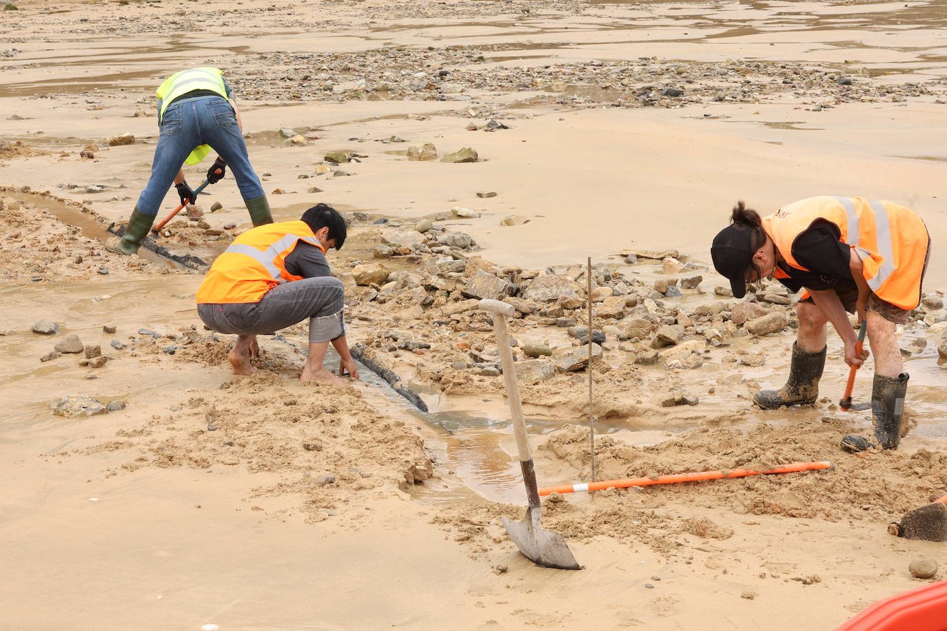 Las mejores imágenes del casco de un barco que ha aparecido en Ondarreta