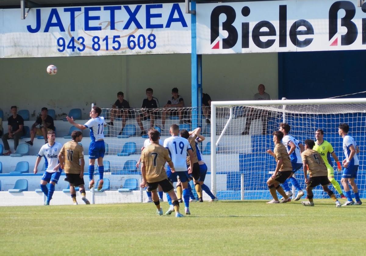 Un momento del partido de pretemporada entre el Lagun Onak y la Real Sociedad C.