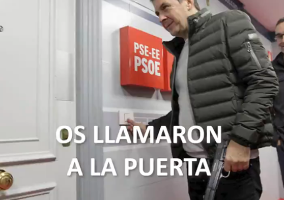 Montaje de Arnaldo Otegi con una pistola en la mano.