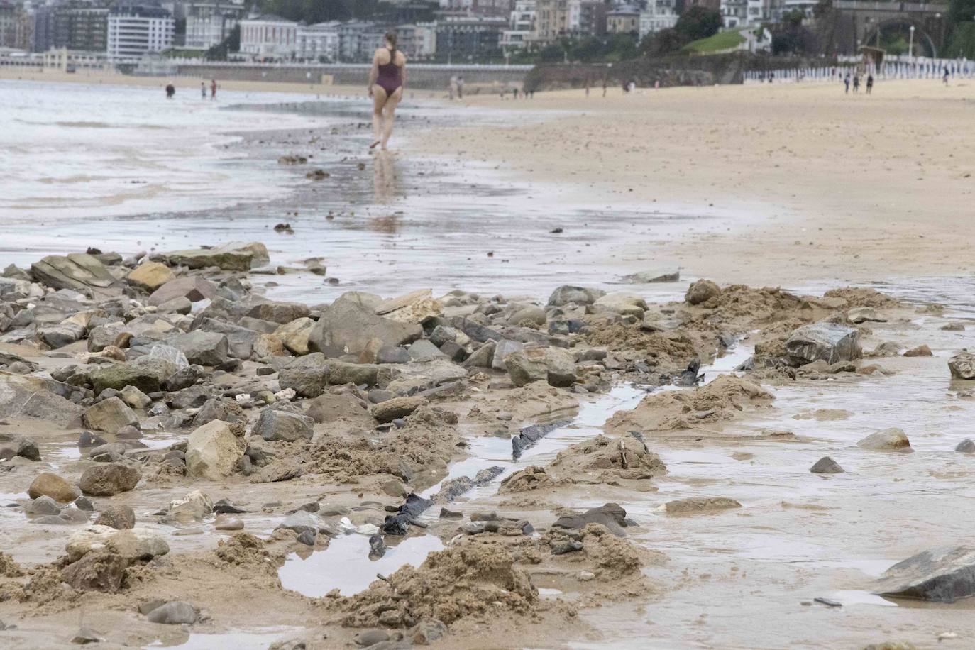Las mejores imágenes del casco de un barco que ha aparecido en Ondarreta