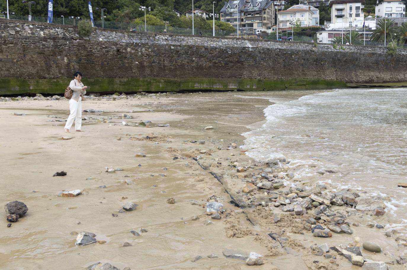 Las mejores imágenes del casco de un barco que ha aparecido en Ondarreta