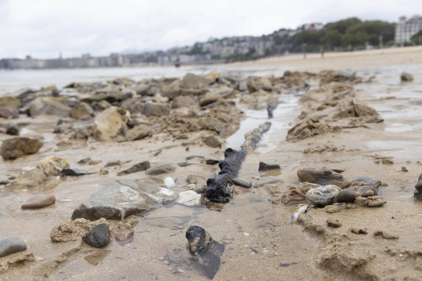 Las mejores imágenes del casco de un barco que ha aparecido en Ondarreta
