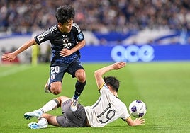 Take Kubo regatea con Japón a uno de los jugadores chinos en el duelo de este jueves.