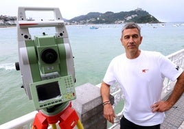 Igor Teresa Oronoz, junto al taquímetro o 'Estación Total' utilizado para medir el campo de regateo de La Concha que emerge a su espalda.