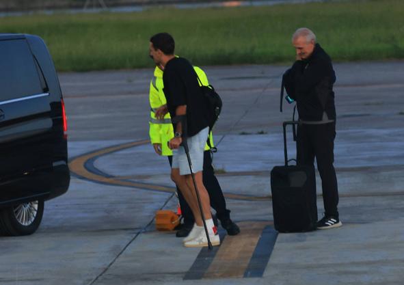 Imagen secundaria 1 - Oyarzabal, en el aeropuerto de Hondarribia este viernes.