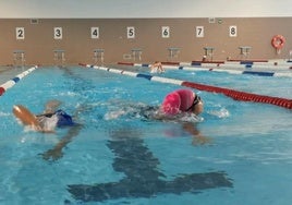 La piscina renovada acogerá cursos de natación para personas de todas las edades y niveles.