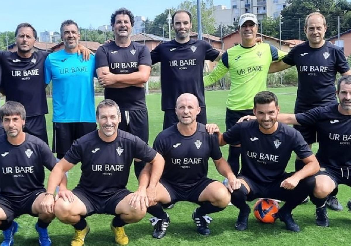 El equipo de veteranos zarauztarra en Baiona, en el campo Stade Didier Deshamps.