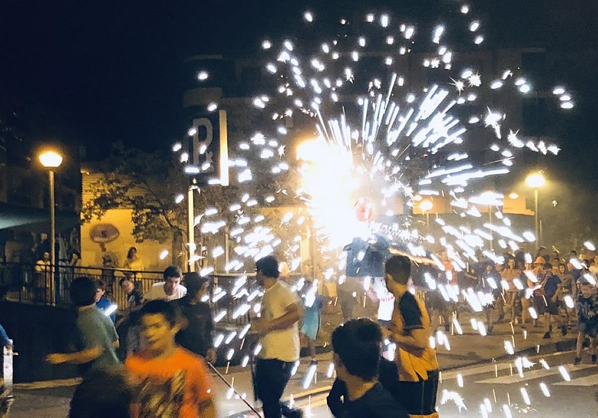 El toro de fuego del sábado por la noche es ya todo un clásico de las fiestas de Atzeko Kale.