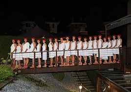 Las cantineras del alarde posaron en el hotel río Bidasoa pocos minutos antes de que empezara el desfile de presentación.