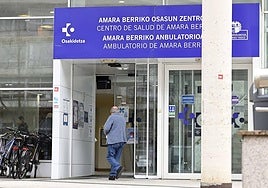 Un hombre accede al interior del ambulatorio Amara Berri, en Donostia.