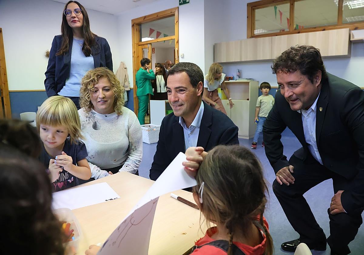 El lehendakari, Imanol Pradales, con varios alumnos del colegio Orokieta de Zarautz.