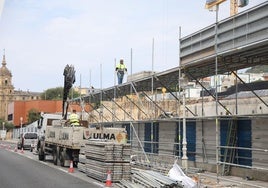 Obras de colocación de una marquesina de seguridad en la avenida de Navarra este lunes.