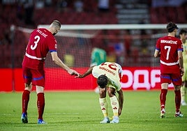 Oyarzabal se duele del tobillo izquierdo y es consolado por el serbio Pavlovic, con quien tuvo el encontronazo en el área.